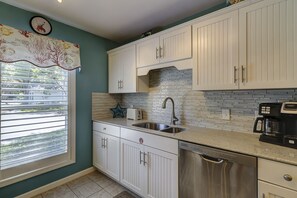 Coffee/tea maker, fridge, microwave, stovetop - Sunset Rentals- 20 Cottages (Hilton Head Island)