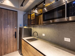 ثلاجة، ميكروويف، موقد طهي مسطح، ماكينة لصنع القهوة/الشاي