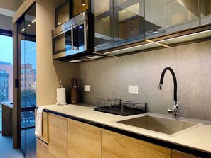 Réfrigérateur, micro-ondes, plaque de cuisson, cafetière/bouilloire