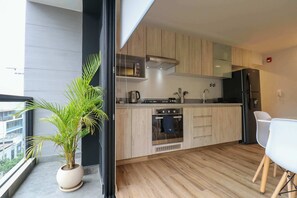 Réfrigérateur, micro-ondes, four, plaque de cuisson