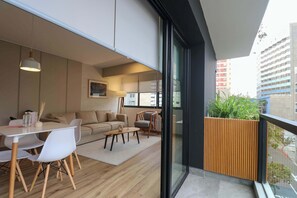 TV, offices - w* | Fancy 2BR with Balcony in Miraflores (Miraflores)