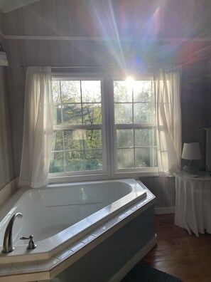 Hair dryer, towels, soap, shampoo - Smoky Mountain Retreat (Tallassee)