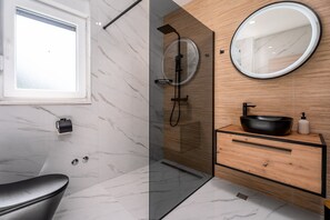 Dusche, Haartrockner, Handtücher