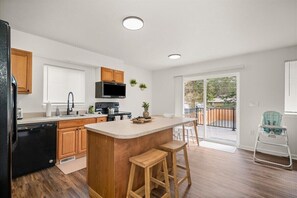Réfrigérateur, four à micro-ondes, un four, surface de cuisson