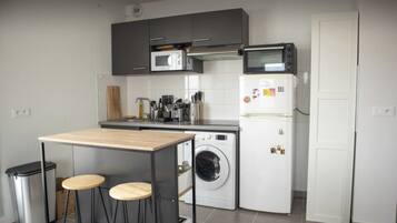 Réfrigérateur, micro-ondes, four, plaque de cuisson