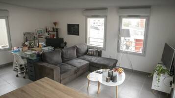 Smart-tv, boeken, een computerscherm en een printer