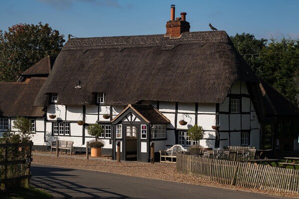 Exterior - The Bottle & Glass Inn - Barn View - Room 2 (Henley-on-Thames)