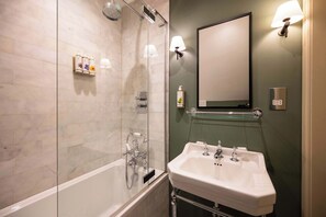 Ducha, secador de pelo, toallas y champú