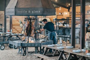Outdoor dining - The Bottle & Glass Inn - Barn View - Room 2 (Henley-on-Thames)