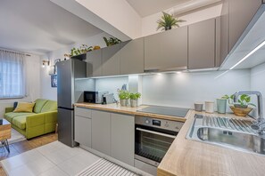 Køleskab, mikrobølgeovn, ovn, kogeplade
