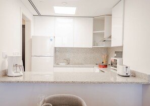 ثلاجة/مجمد بحجم كبير، ميكروويف، فرن، موقد طهي مسطح