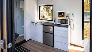 Kühlschrank, Mikrowelle, Herdplatte, Wasserkocher mit Kaffee-/Teezubehör