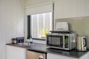 Frigorífico, microondas, placa de cocina y cafetera o tetera