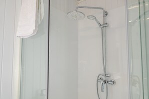 Een douche, een haardroger, handdoeken