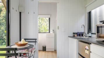 Refrigerador, microondas, parrilla de estufa y cafetera y tetera