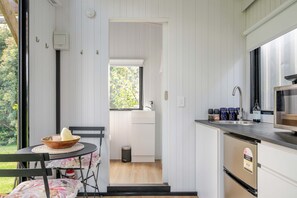 Kühlschrank, Mikrowelle, Herdplatte, Wasserkocher mit Kaffee-/Teezubehör