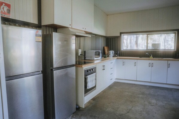 Microondas, placa de cocina, tostadora y trona infantil
