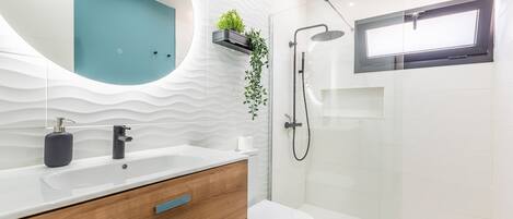 Een douche, een haardroger, handdoeken