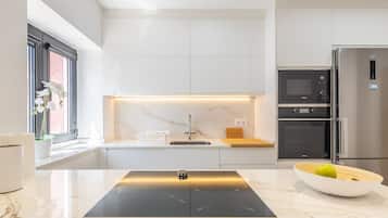 Een koelkast, een microgolfoven, een oven, een vaatwasser