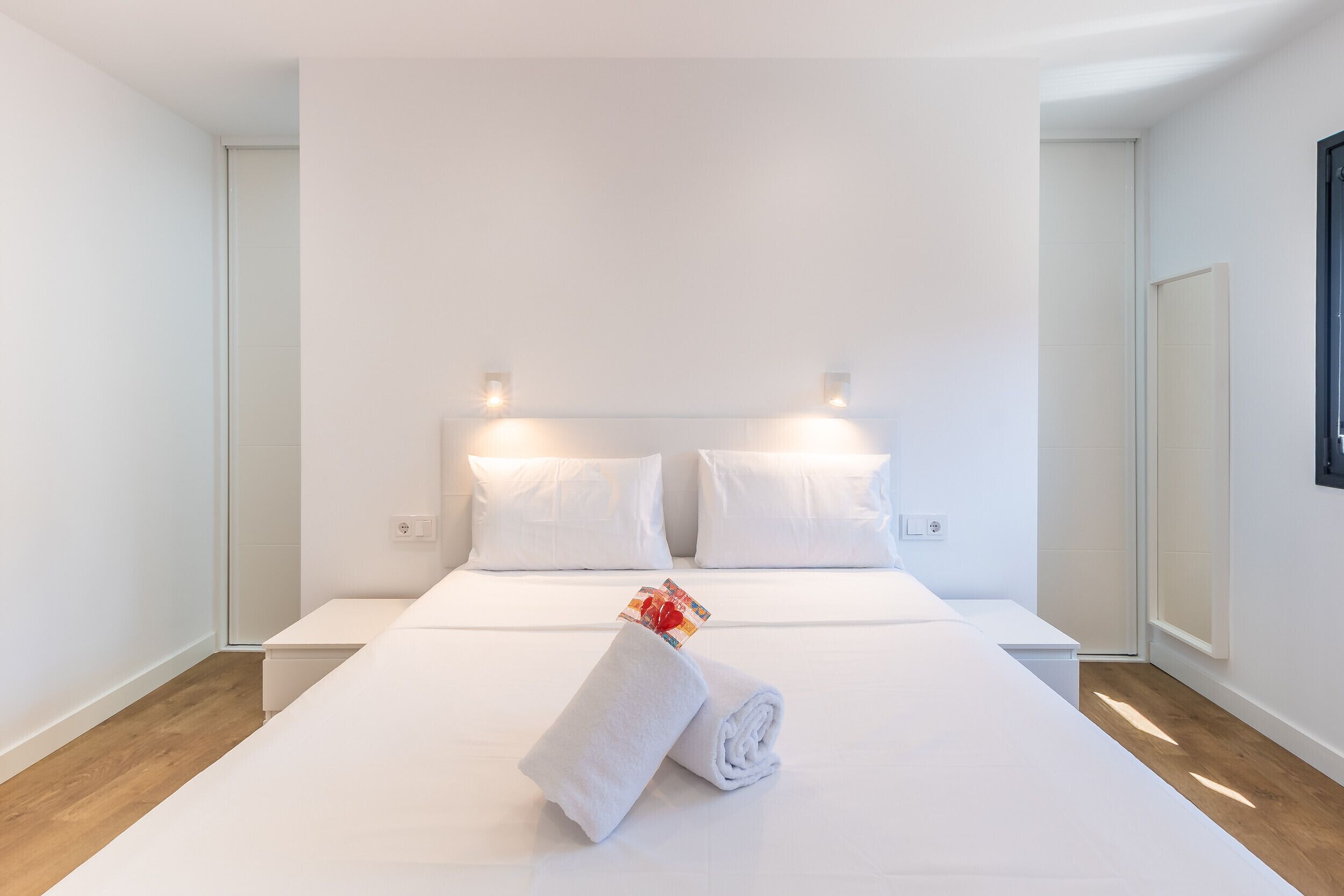 2 slaapkamers, een strijkplank/strijkijzer, reisbedje, gratis wifi