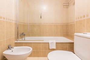 Badewanne, Haartrockner, Handtücher