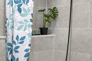 Apartment | Bathroom | Shower, hair dryer, towels - Impeccable 1-bed Apartment in London (London)