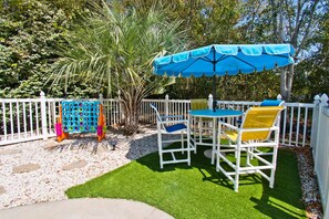 Outdoor dining - Sol Beach Retreat, Oceanside House in Emerald Isle, NC! (Emerald Isle)