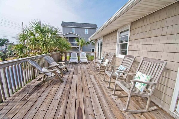 Terrace/patio - Anchor Management, Soundside House in Beautiful Emerald Isle, NC! (Emerald Isle)