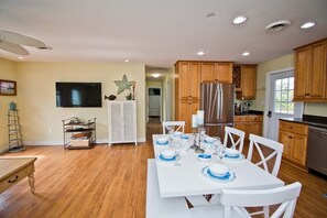 Dining - Anchor Management, Soundside House in Beautiful Emerald Isle, NC! (Emerald Isle)