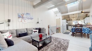 Leilighet, 2 soverom | Oppholdsområde | Smart-TV og strømmetjenester