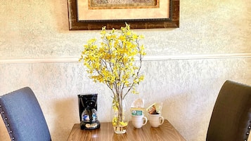 Room, 1 Bedroom | Dining