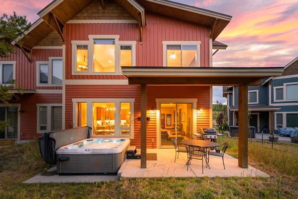 House, 4 Bedrooms | Outdoor dining - Mountain Haus 4 Bedroom Home by RedAwning (Fraser)