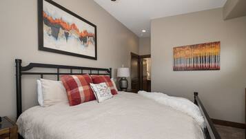 House, 4 Bedrooms | 4 bedrooms, laptop workspace, iron/ironing board, free WiFi