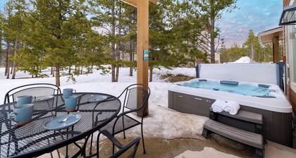 Mountain Haus 4 Bedroom Home by RedAwning