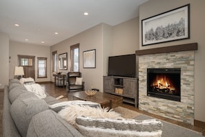 House, 4 Bedrooms | Living area | Smart TV