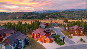 Un quartier résidentiel avec des maisons, une allée et une route.