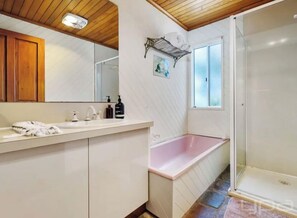 Hair dryer, towels, soap, shampoo - Relaxing farmhouse & panoramic views in Glenmore (Glenmore)