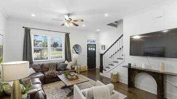 Een televisie en een kantoor