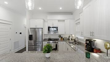 Een koelkast, een magnetron, een oven, een kookplaat