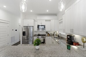 Een koelkast, een magnetron, een oven, een kookplaat