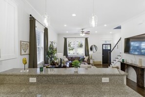 Een televisie en een kantoor