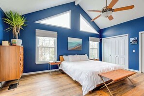 2 bedrooms, desk, iron/ironing board, WiFi