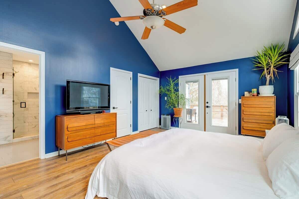 2 bedrooms, desk, iron/ironing board, WiFi