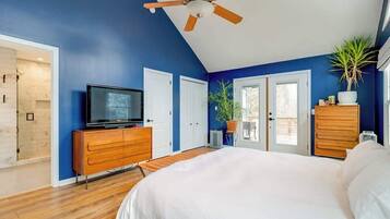 2 bedrooms, desk, iron/ironing board, WiFi