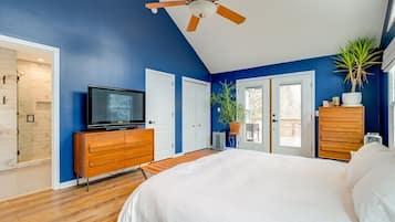 2 bedrooms, desk, iron/ironing board, WiFi