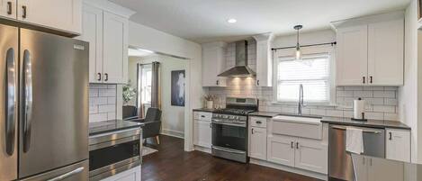 Kylskåp, mikrovågsugn, ugn och spishäll