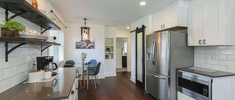 Réfrigérateur, micro-ondes, four, plaque de cuisson