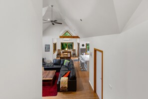 Télévision, cheminée, lecteur de DVD