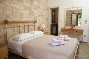 2 habitaciones, tabla de planchar con plancha y cuna de viaje 