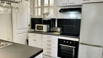 Réfrigérateur, micro-ondes, four, plaque de cuisson